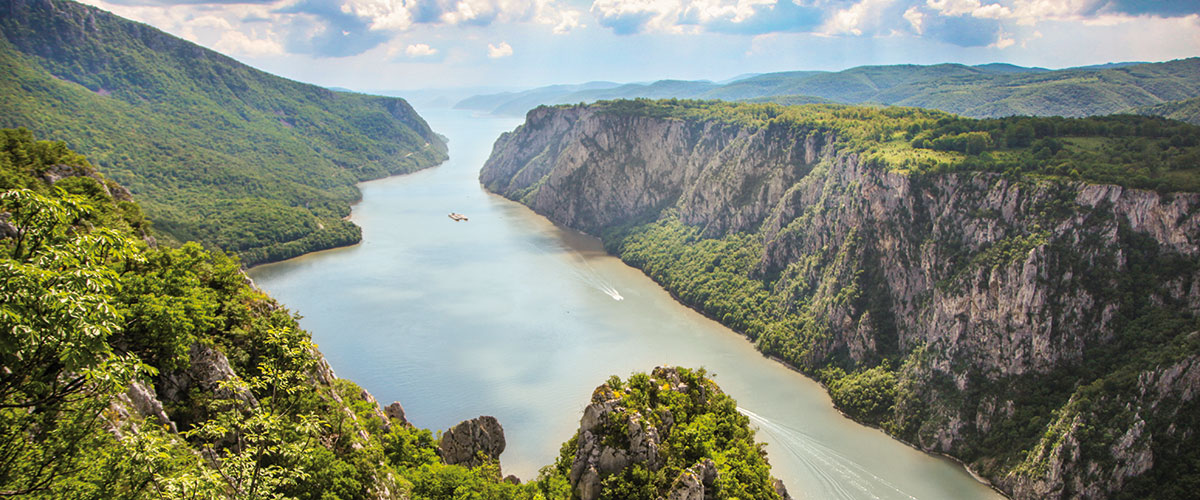 The scenic approach to the Iron Gate gorge.